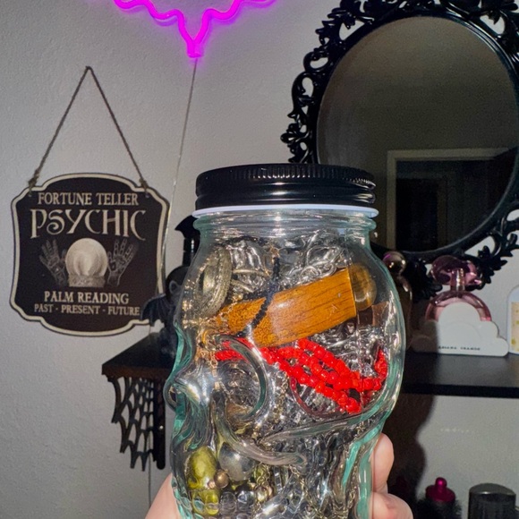 Mystery jewelry skull! - Picture 2 of 3